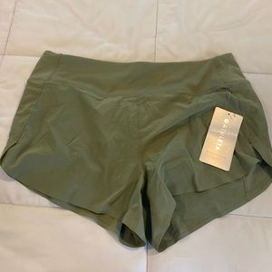NWT Athleta run with it short